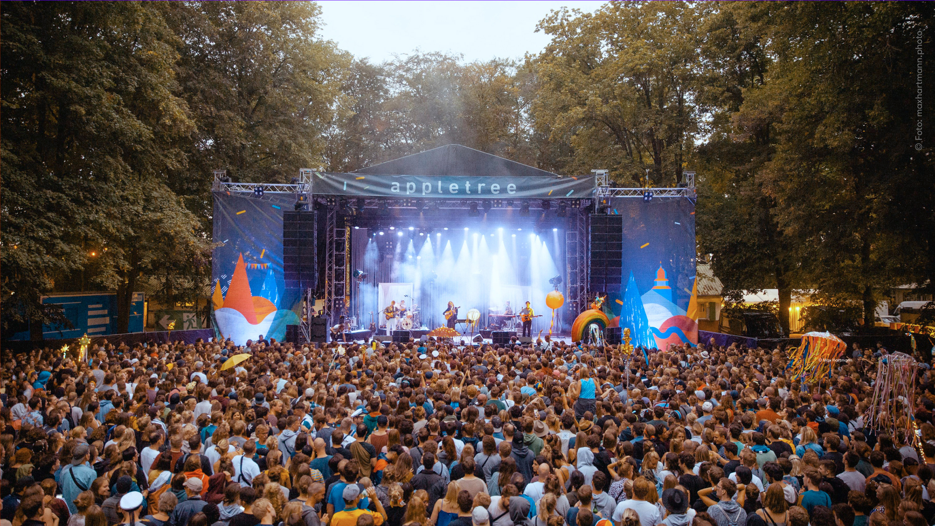 03-foerm-appletree-festival-stage-design-foto-m-hartmann.jpg